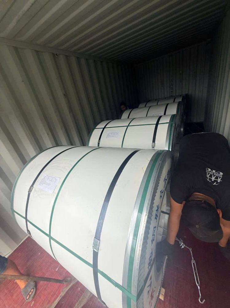 Chằng buộc cuộn inox trong container
