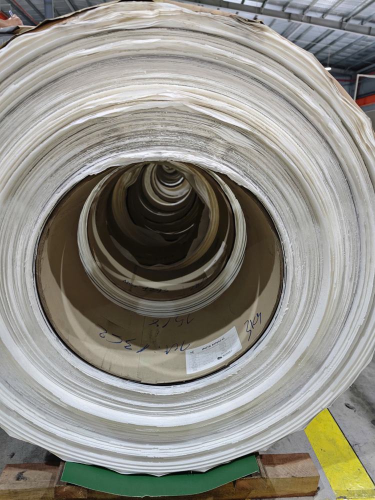 Kiểm tra cuộn inox tại kho